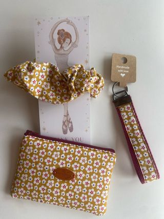 Conjunto hecho a mano: llavero, coletero y moneder