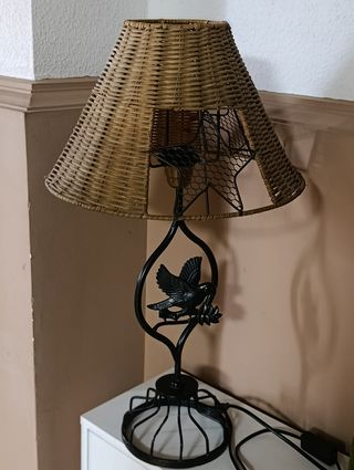 Lámpara de mesa de metal y mimbre