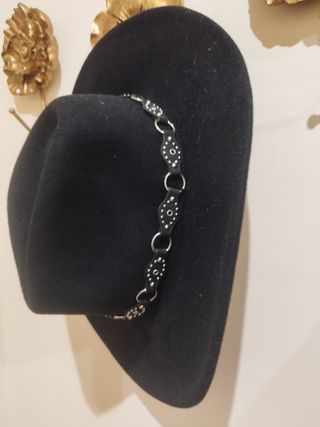 Sombrero de lana negro con adornos