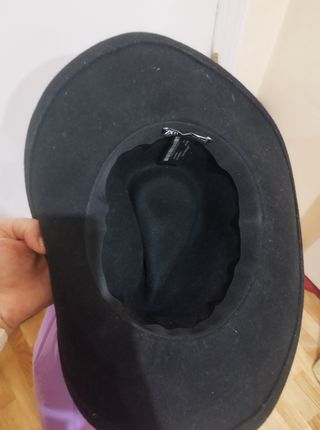 Sombrero de lana negro con adornos
