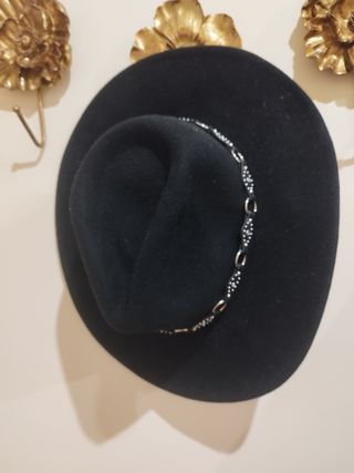 Sombrero de lana negro con adornos