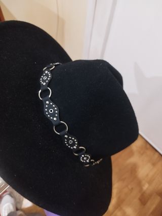 Sombrero de lana negro con adornos
