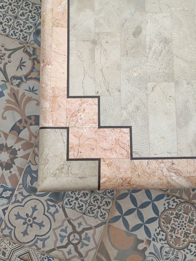 Mesa de centro postmoderna..