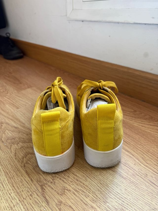 Zapatillas deportivas amarillas con plataforma