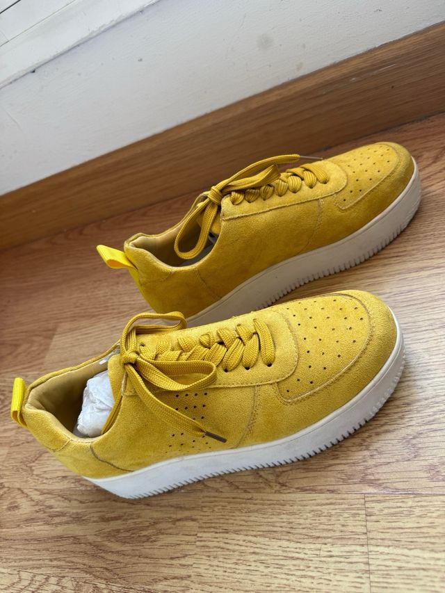 Zapatillas deportivas amarillas con plataforma