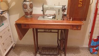 Máquina de coser antigua Alfa con mueble