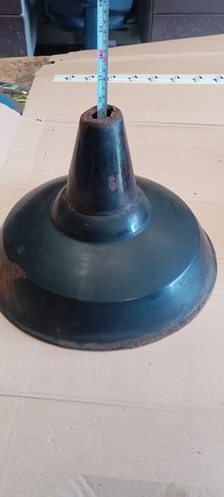 Lámpara antigua de metal negra