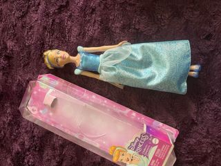 Dos muñecas Ariel y cenicienta Disney 