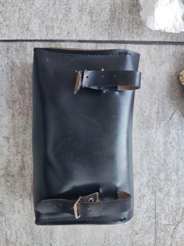 Mala antiga bicicleta com ferramentas