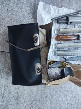 Mala antiga bicicleta com ferramentas