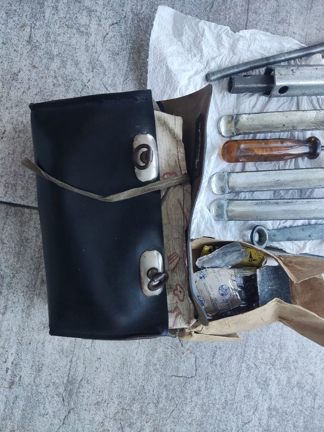 Mala antiga bicicleta com ferramentas