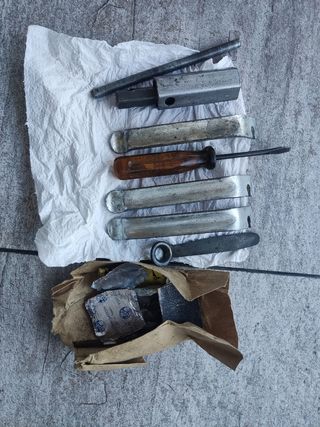 Mala antiga bicicleta com ferramentas