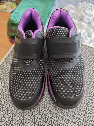 Zapatos de seguridad negros y morados