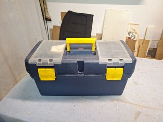 Caja de herramientas azul con tapa