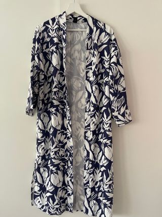 Kimono floral azul marino y blanco