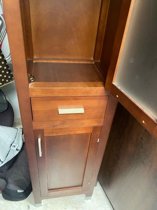 Mueble de baño de madera con cristal