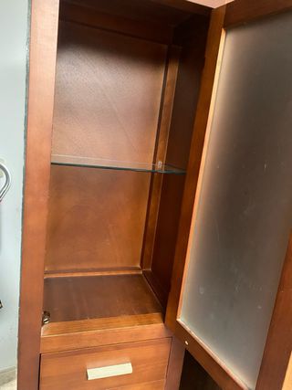 Mueble de baño de madera con cristal