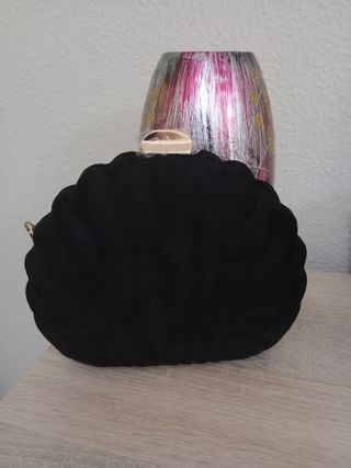 Bolso de fiesta negro con cadena dorada