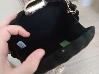 Bolso de fiesta negro con cadena dorada