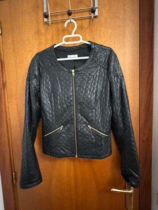 Cazadora negra acolchada mujer