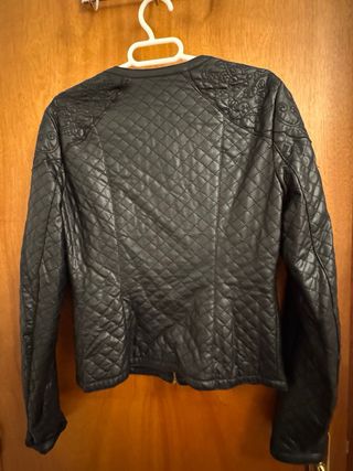 Cazadora negra acolchada mujer