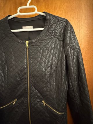 Cazadora negra acolchada mujer