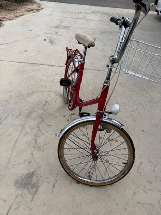 Bicicleta roja Bh con cesta