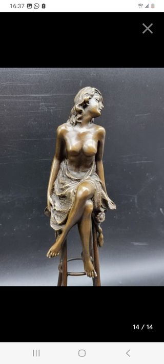 Figura de bronce mujer sentada