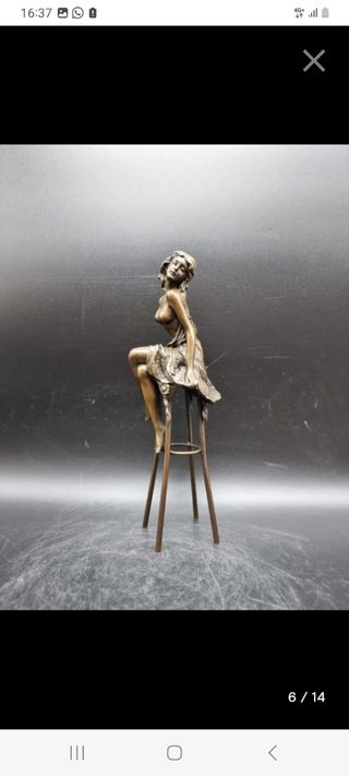 Figura de bronce mujer sentada