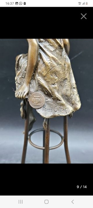 Figura de bronce mujer sentada