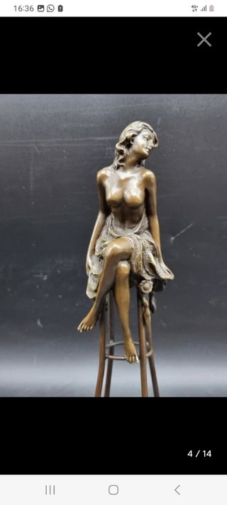 Figura de bronce mujer sentada