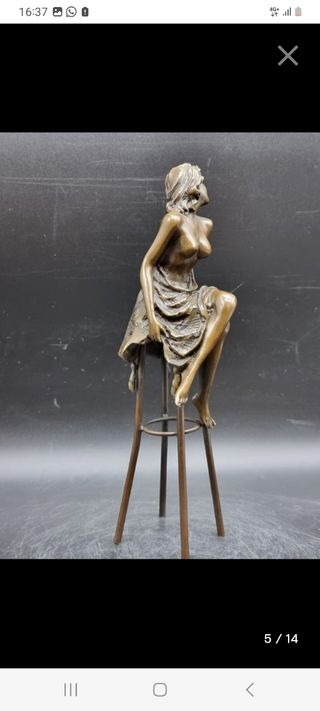 Figura de bronce mujer sentada