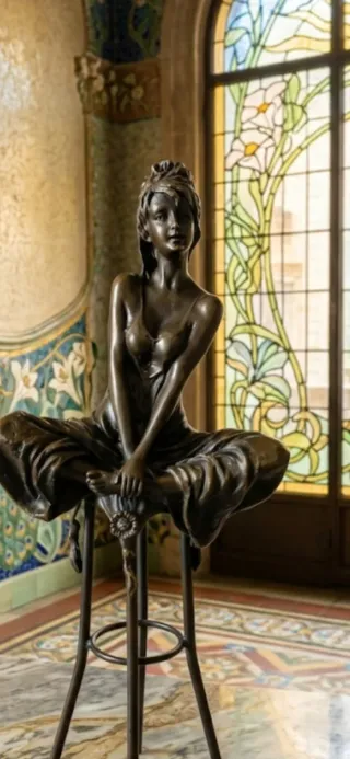 Figura de bronce mujer sentada
