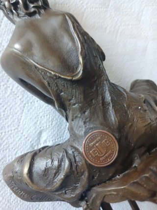 Figura de bronce mujer sentada
