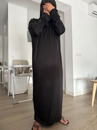 Vestido negro con capucha disfraz