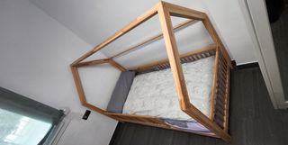Cama Montessori tipo casa madera