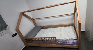 Cama Montessori tipo casa madera