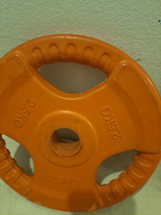 Discos de pesa 2.5kg y 5kg. triple agarre + barra