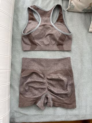 Conjunto deportivo top y pantalón corto