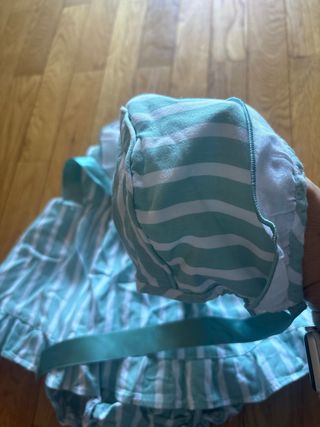 Vestido, cubrepañal y capota a rayas