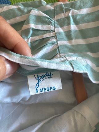 Vestido, cubrepañal y capota a rayas