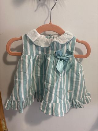 Vestido, cubrepañal y capota a rayas