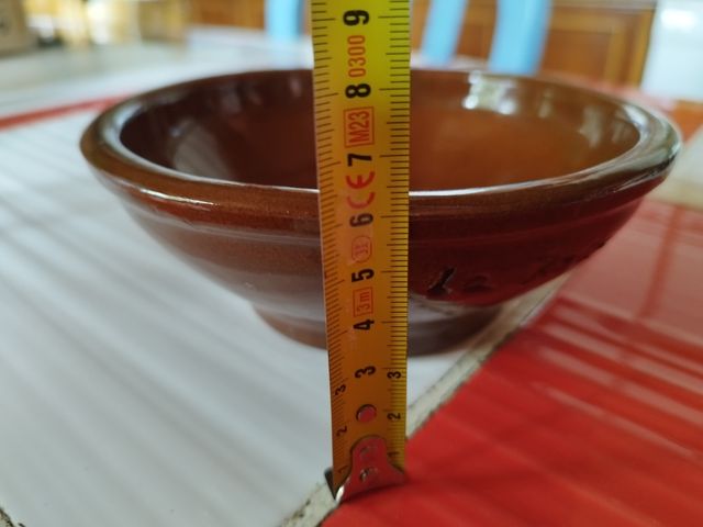 Cuenco de barro artesanal.
