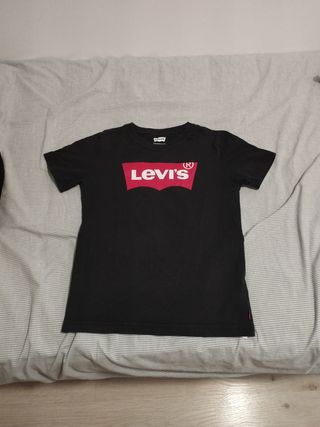 Camiseta Levi's Negra Logo Rojo de niño/a. Talla 1