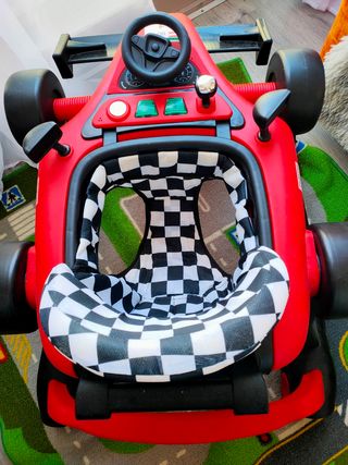 Andador bebé coche de carreras.