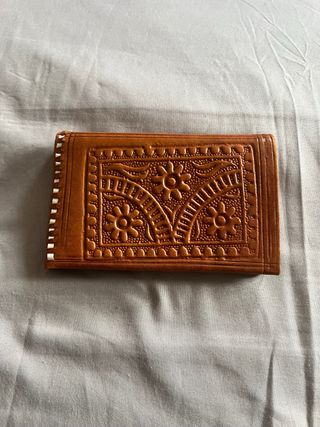 Cartera de cuero con diseño floral