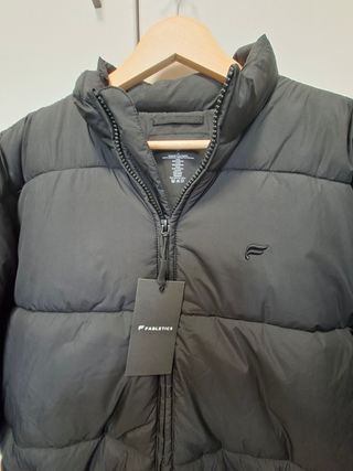 Abrigo Fabletics Negro Hombre con Etiqueta