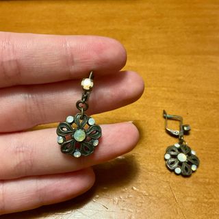 Pendientes flor con pedrería blanca