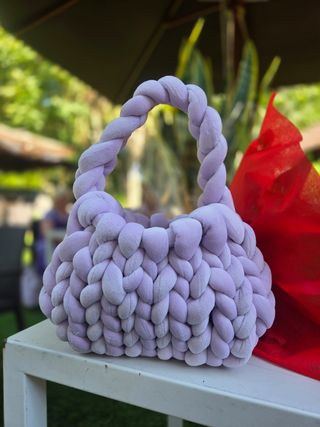 Borsa fatta a mano viola .