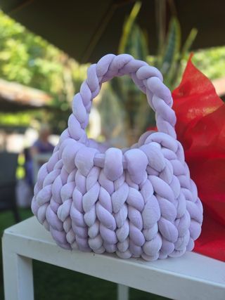 Borsa fatta a mano viola .